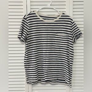 🐧3/$15 or 5/$20 - Old Navy Boyfriend T- Shirt with front pocket GUC